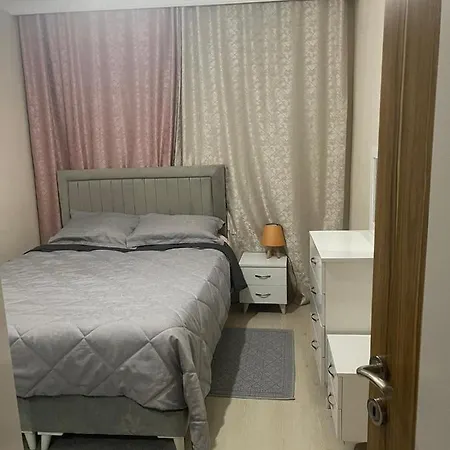 ホームステイ Super Cozy Large Double Bedroom Only With Shared Facilities-free Wifi, Netflix - Many Local Shops イスタンブール