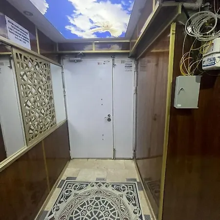 Super Cozy Large Double Bedroom Only With Shared Facilities-free Wifi, Netflix - Many Local Shops *